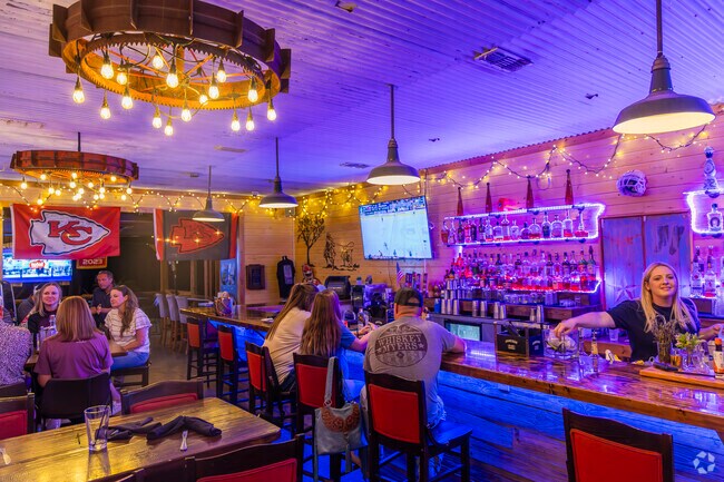 Whitehouse residents can go out to dinner and drinks at Montez Creekside Kitchen.