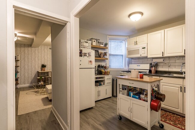 7531 N Seeley Ave, Chicago, IL 60645 - photo 2