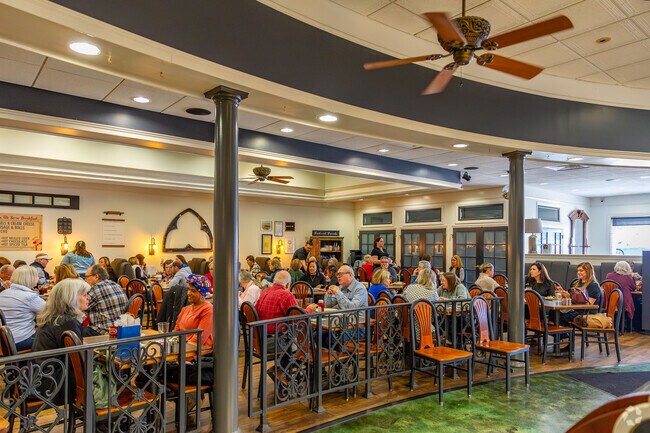 Locals from all around visit The Puffy Muffin for breakfast and lunch in Brentwood.