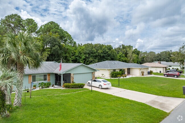 A fine row of homes show the cozy streets in Homosassa Springs.
