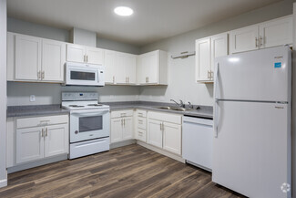 907 Ikes Peak Rd, Clinton, IA 52732