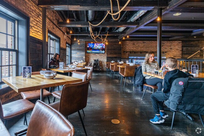 Fuller House is a tavern in a lofty space featuring wood-fired pizza and craft beer.