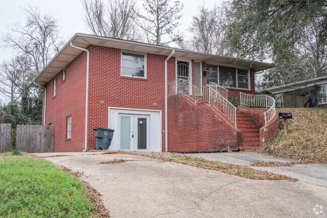 Split-level homes in Vicksburg, Mississippi, offer multi-level living with short staircases.