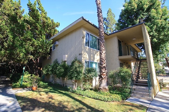 11138 Aqua Vista St unit 49, North Hollywood, CA 91602 - photo 2