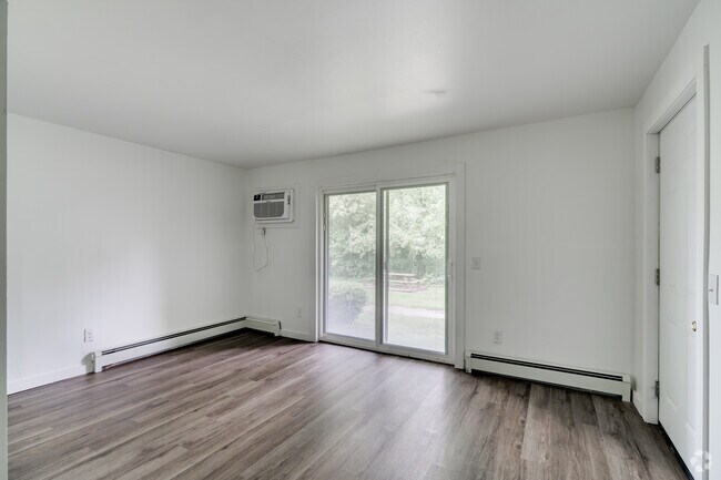 1BR, 1BA - 750SF - Renovated - Living Room