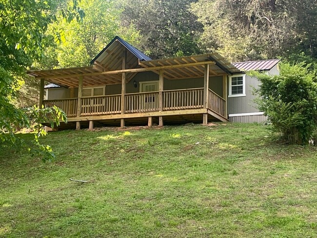 1470 Gulley River Rd unit 1 bed 1 bath, Harrogate, TN 37752 - photo 2