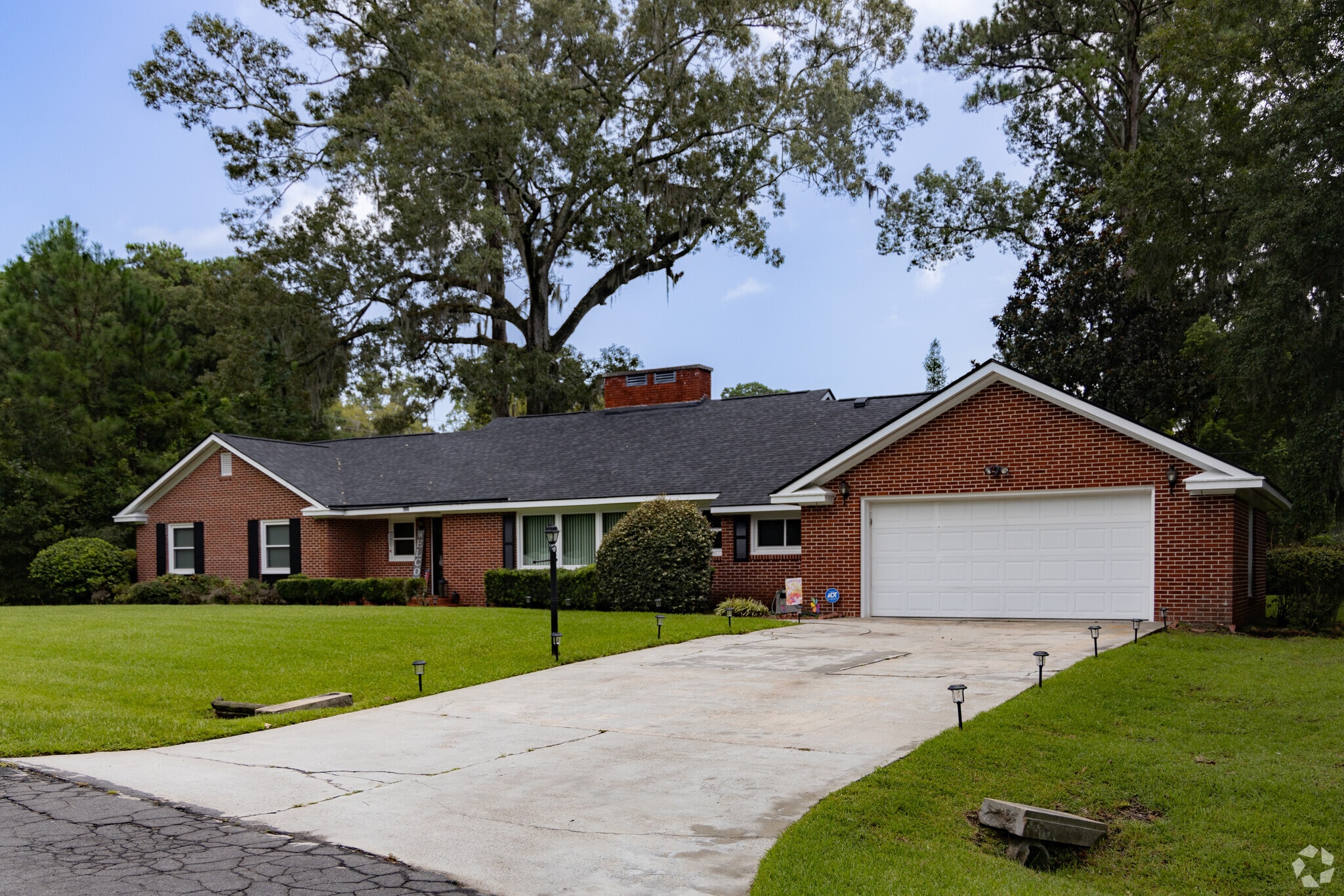 Some brick ranch style homes in Magnolia Park-Blueberry Hill feature attached garages.