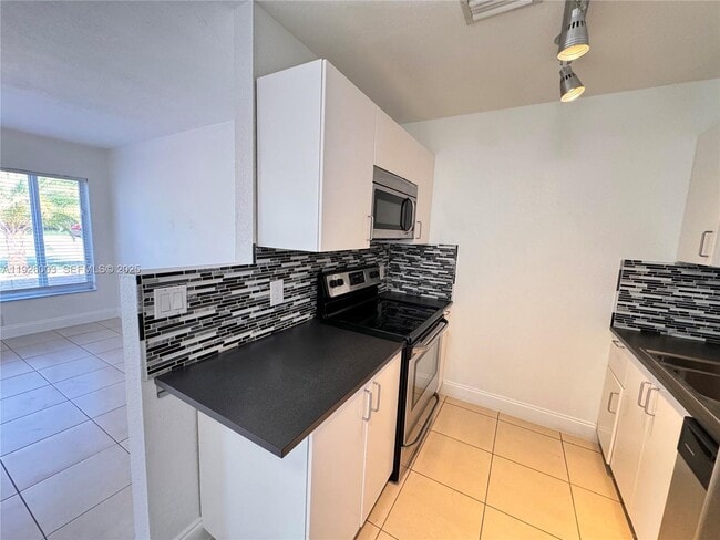 1400 N 70th Way, Hollywood, FL 33024 - photo 7