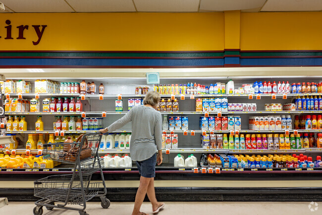 Carlton residents going to Lolo Harvest Foods for grocery.
