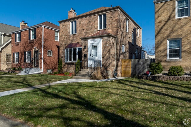 American Foursquare homes are a popular home style in the Edison Park neighborhood.