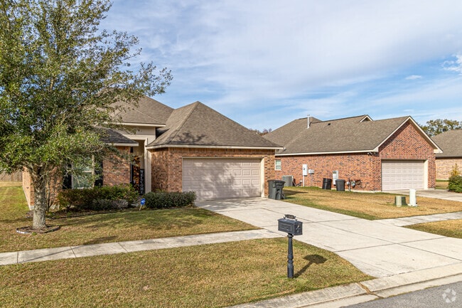 Homes with garages are common in Gonzales.