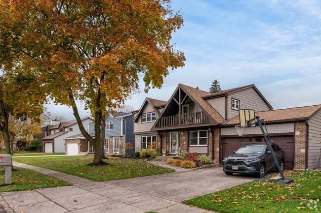 Lots of homes in Raintree Island have a garage or driveway.