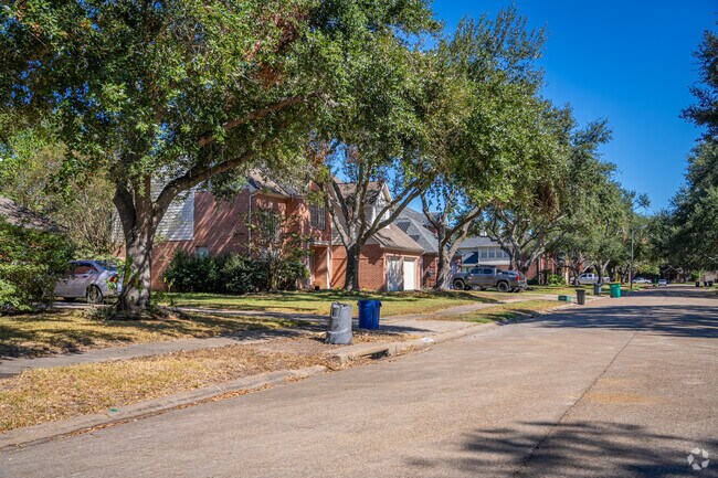 Silverlake subdivisions feature treelined streets with shaded sidewalks.