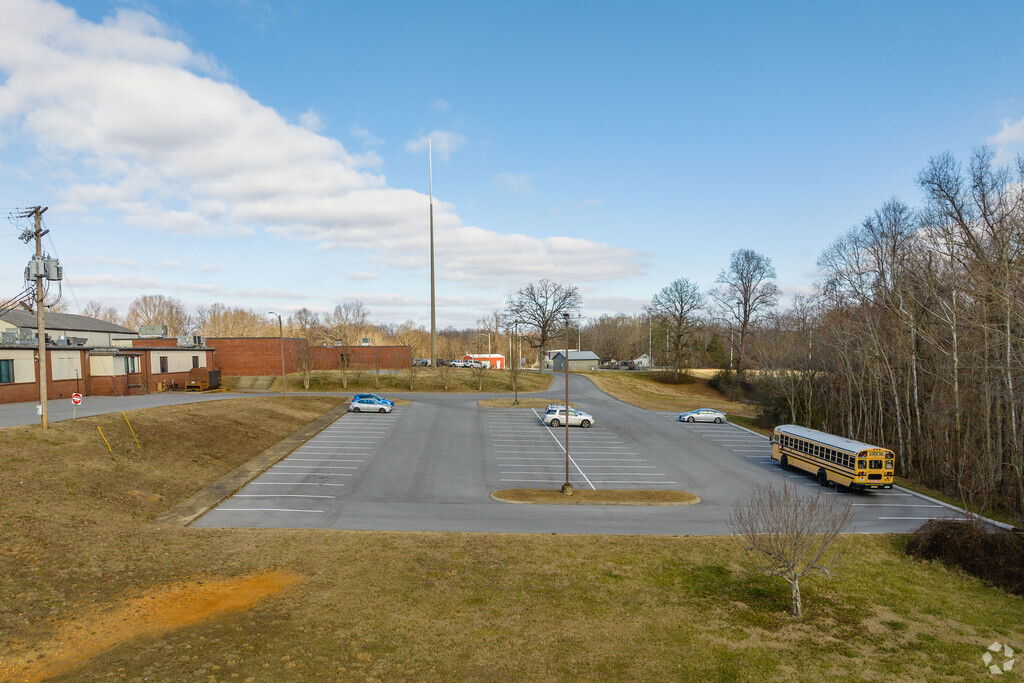 William James Middle School has ample parking for parents and teachers in White Bluff.