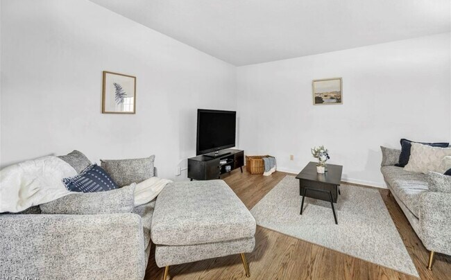 15925 Van Aken Blvd unit GEO 2BD 2BH, Cleveland, OH 44120 - photo 5