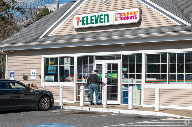 White Island Shores residents can grab snack at 7-Eleven.
