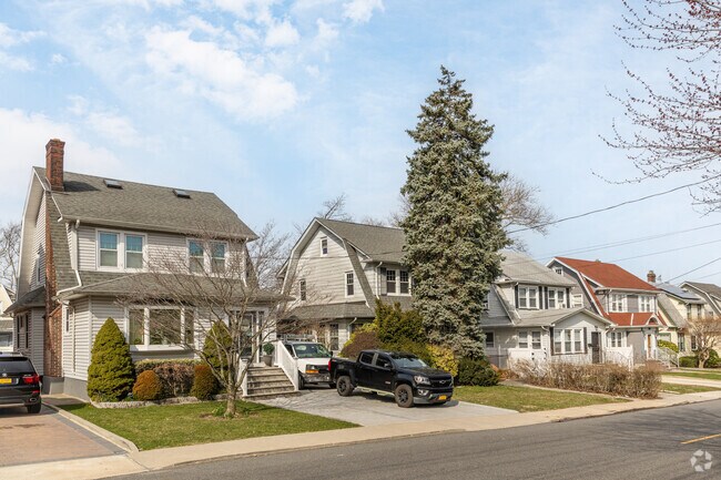 A row of colonial homes in West Brightomn.