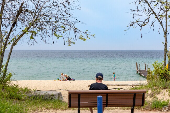 Lake Street Beach gives excellent views of Lake Michigan and access to the waterfront.