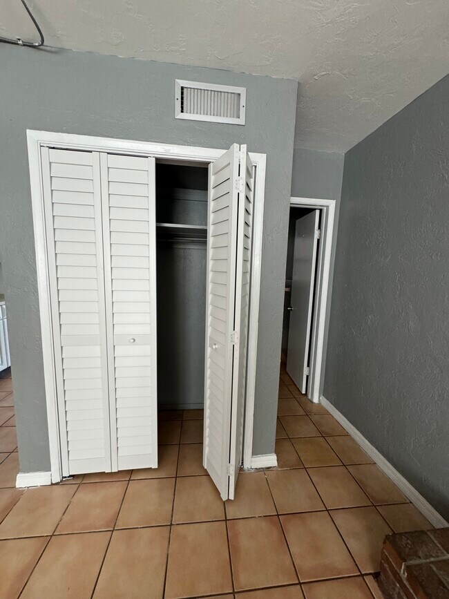 218 Tamiami Trail S unit 1 Studio, Venice, FL 34285 - photo 5