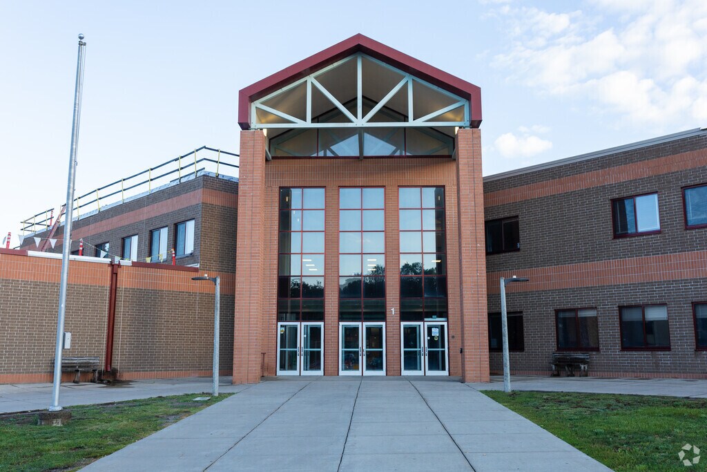 Welcome to Mahtomedi Middle School in the Mahtomedi neighborhood.