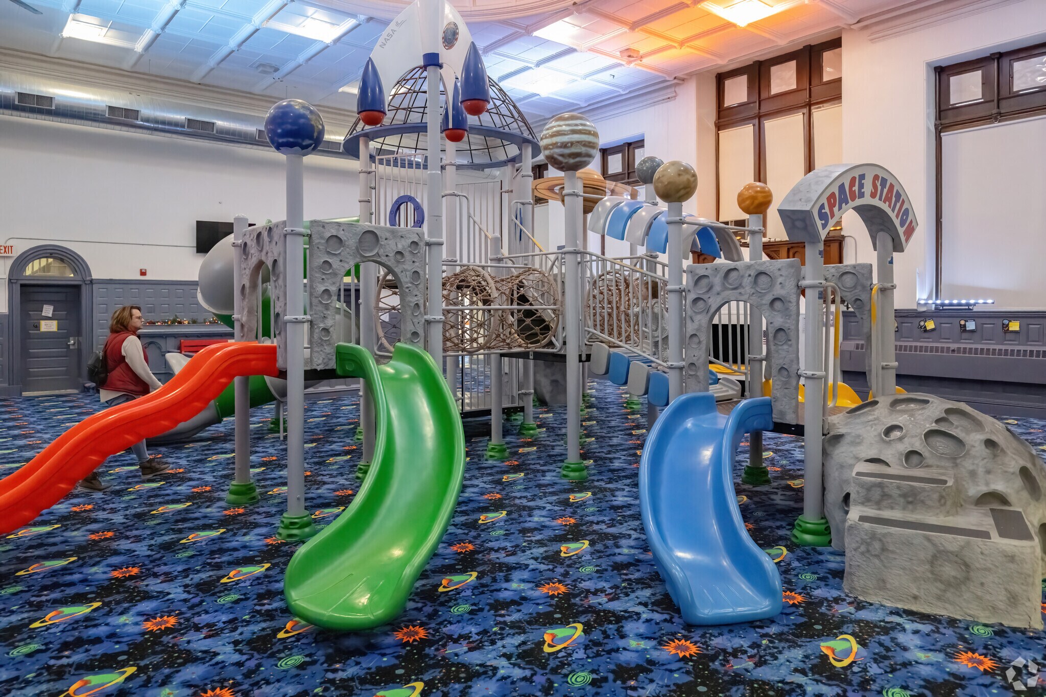 The Fall River Children's Museum in Lower Highlands, has splendid an fun installations.