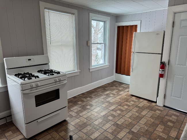 18.5 Randall St unit 2, Taunton, MA 02780 - photo 2