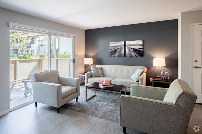2BR, 2BA - 949SF
