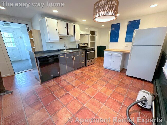 92 Pleasant St unit 3, Cambridge, MA 02139 - photo 2