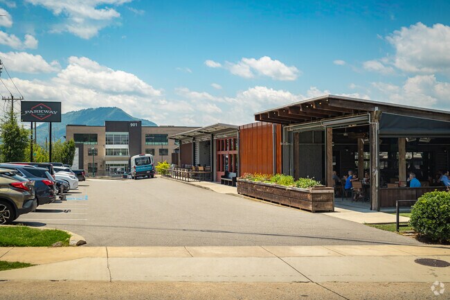 Parkway Pourhouse is a Westside staple for good eats and good drinks.