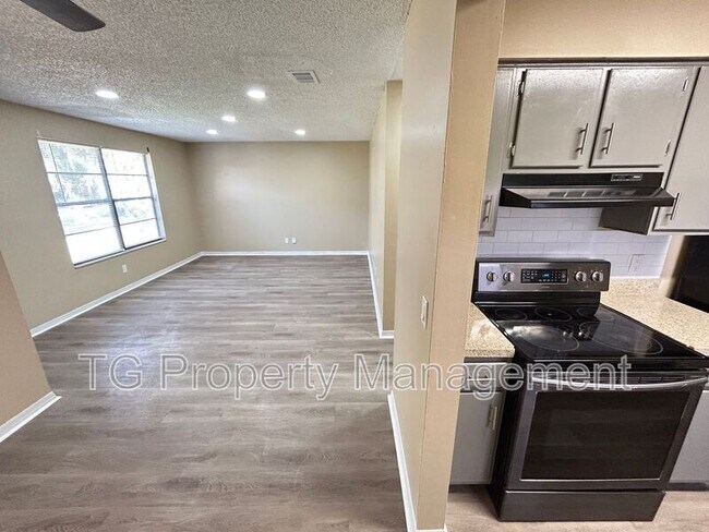 467 Lombard St unit 467 Lombard St 2C, Orange Park, FL 32073 - photo 4