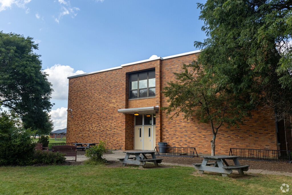 Bolich Middle School provides education in the neighborhood of 
Mud Brook