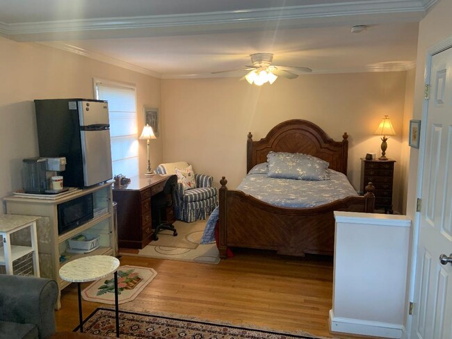 5804 Searl Terrace unit Private Primary Suit, Bethesda, MD 20816 - photo 2