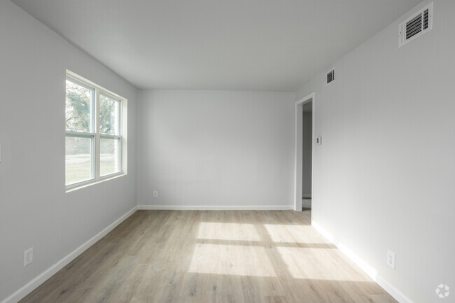 2BR, 1BA - 890SF - Living Room/Dining Room