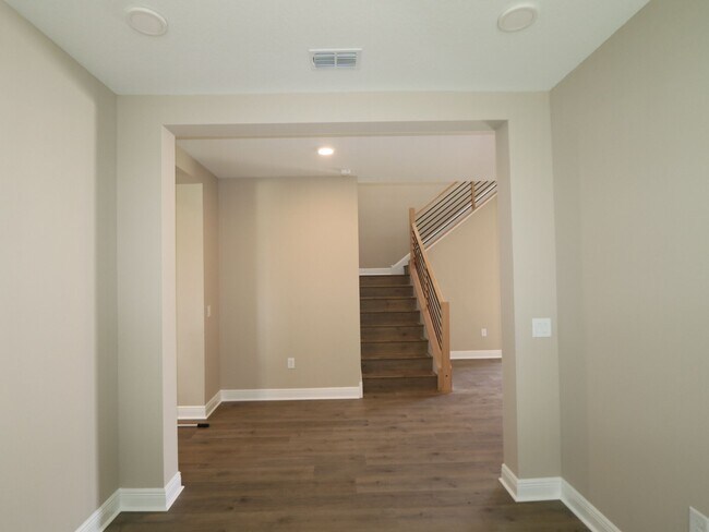 31256 Pendleton Landing Cir, Wesley Chapel, FL 33545 - photo 4