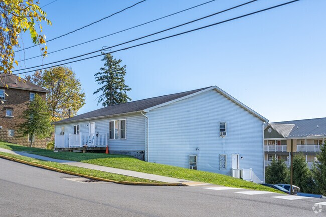 Walk along the streets of Sunnyside and you will come across the occaisonal Ranch style home.