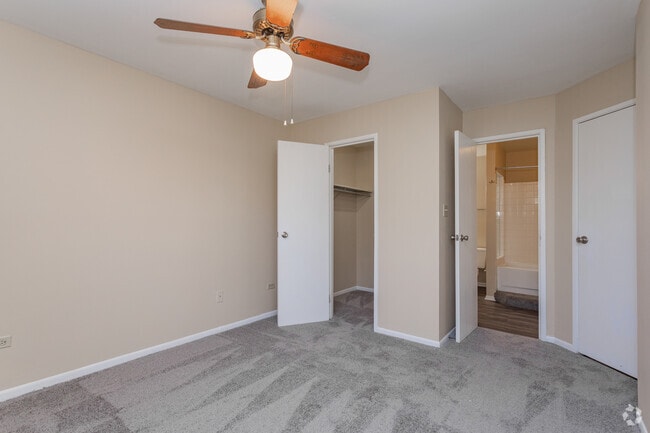 2BR, 1BA - 837SF