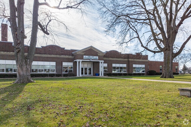 Coal City Intermediate School is a public school serving 306 students from 4th to 5th grade.