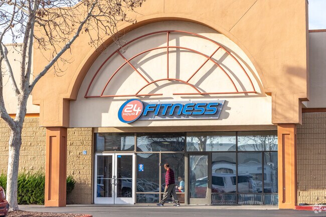 24 Fitness awaits you in the Santa Clara neighborhood.
