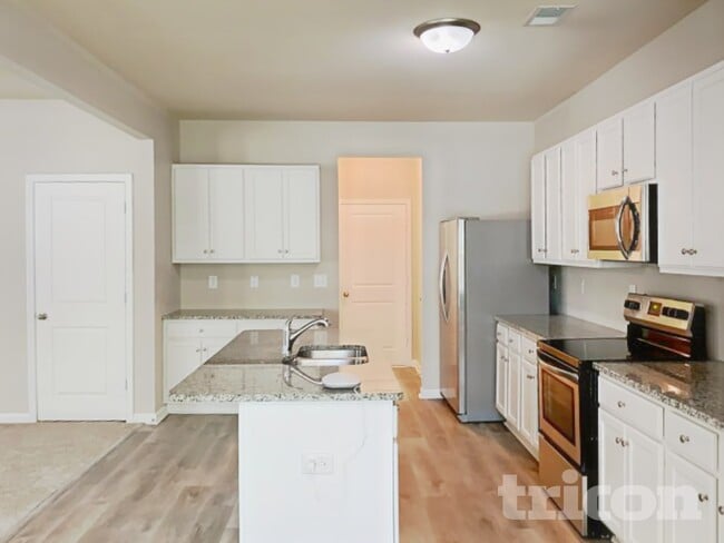 207 Stillwood Dr, Newnan, GA 30265 - photo 4