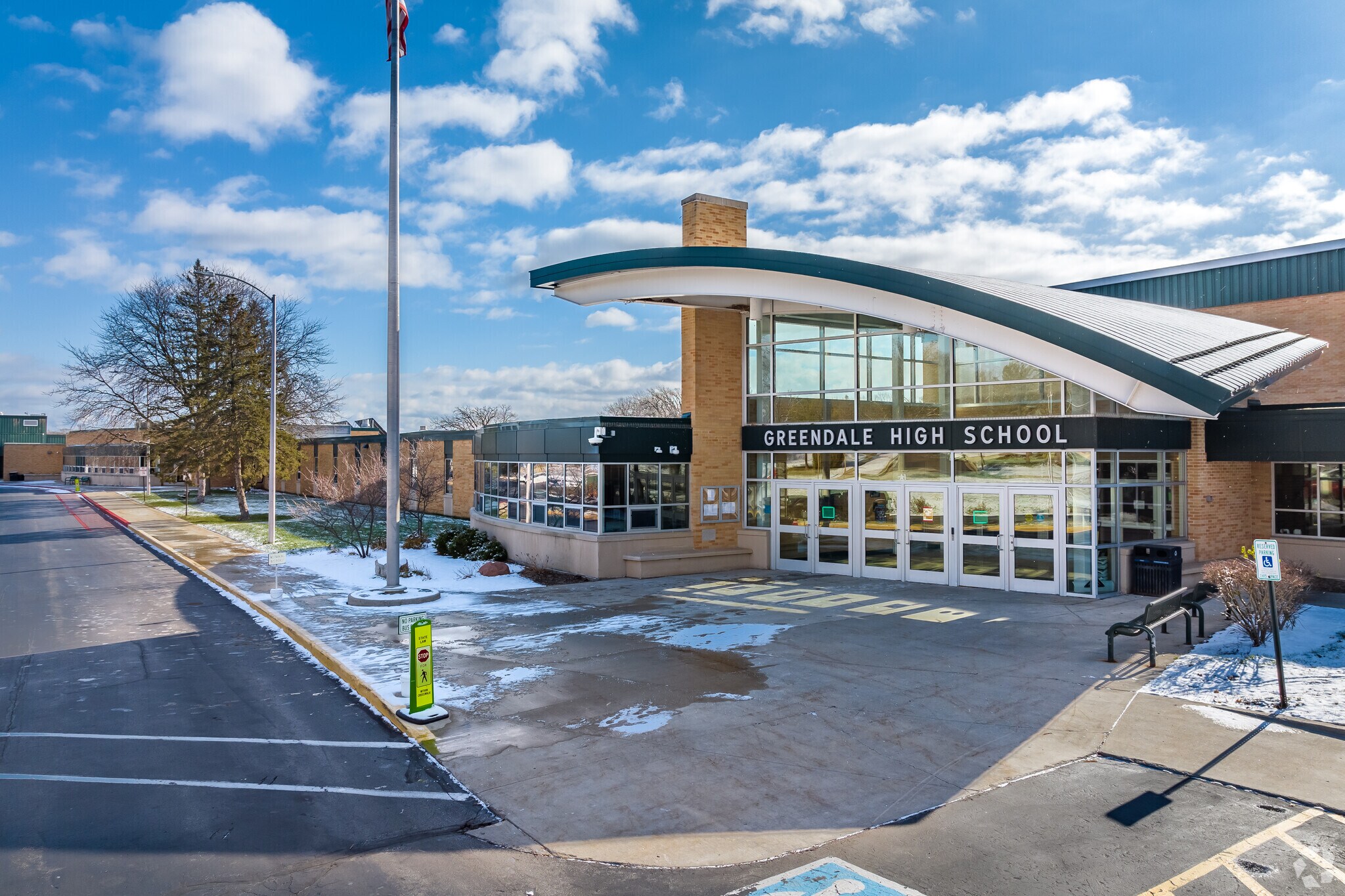 The entry of Greendale High School.