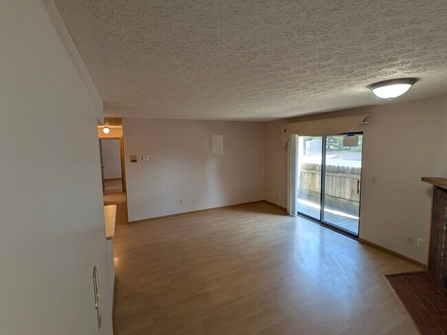 2163 Hedgerow Rd unit D, Columbus, OH 43220 - photo 3