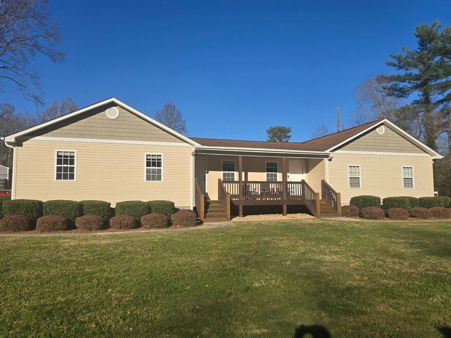 2102 Kingsbury Rd, Hendersonville, NC 28791 - photo 1