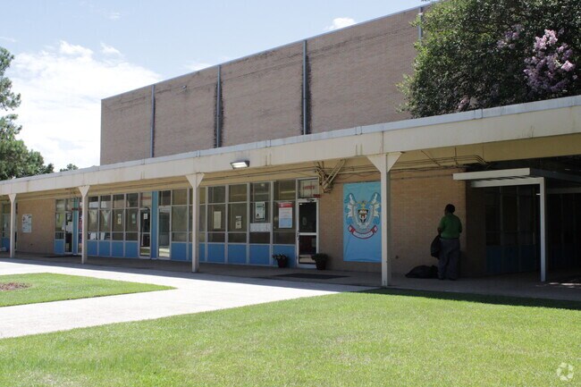 Broadmoor Senior High School offers dual enrollment with Baton Rouge Community College, Louisiana State University and Southern University.