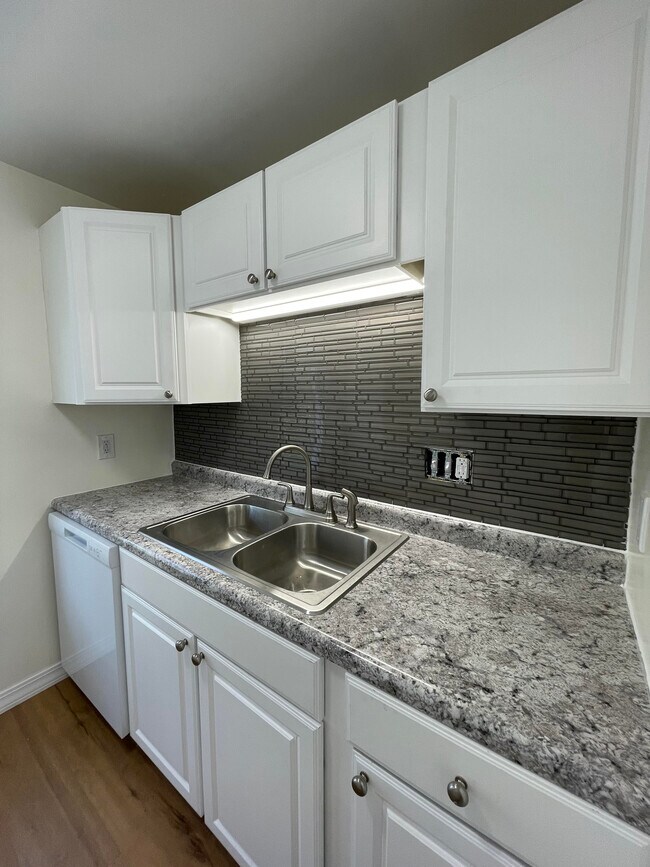 2059 12th St unit Upstairs Unit, Cuyahoga Falls, OH 44223 - photo 6