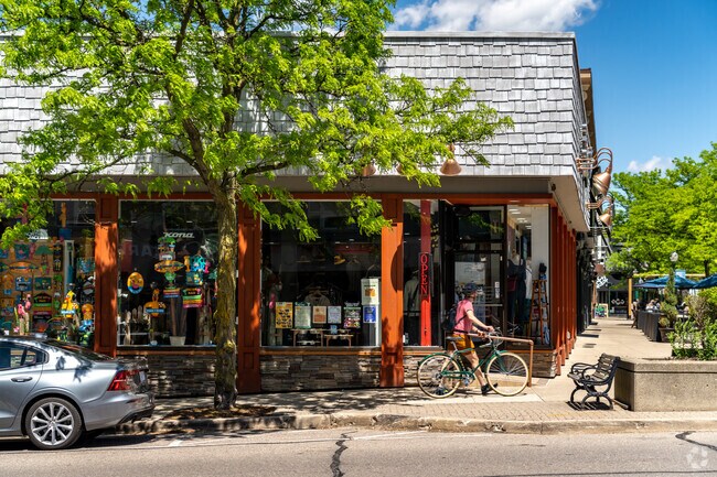 Downtown Plymouth is dog & bike friendly.
