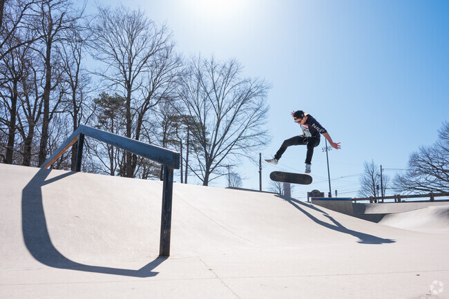 Framingham Skatepark gathers friends for some skateboarding sessions with Farm Pond Views near Salem End Road.
