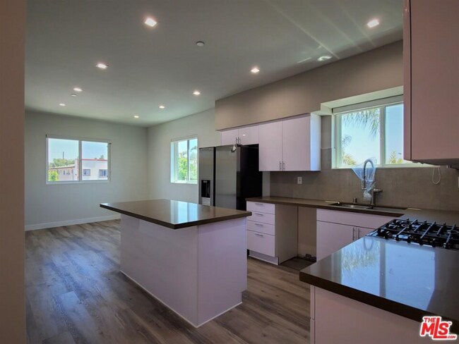 2337 1/2 S Crenshaw Blvd unit 2337, Los Angeles, CA 90016 - photo 2