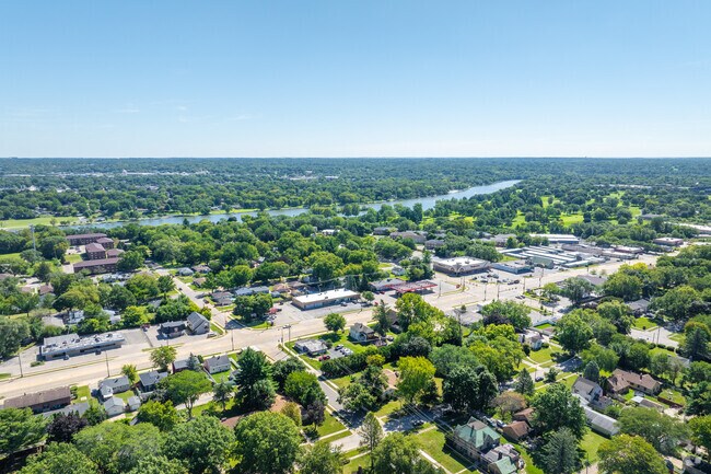 Halsted Road is near many main roads making transportation to the city effortless.