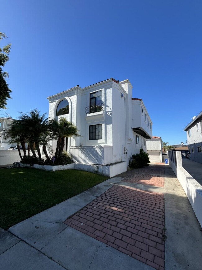 107 S Lucia Ave, Redondo Beach, CA 90277 - photo 2