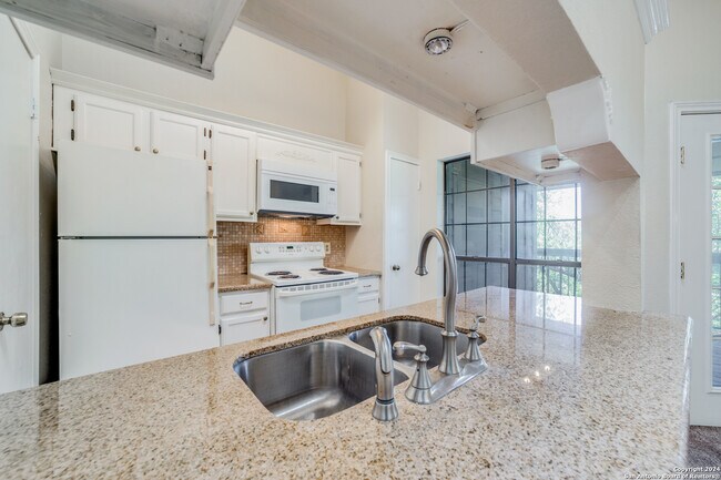 8611 Datapoint Dr, San Antonio, TX 78229 - photo 4